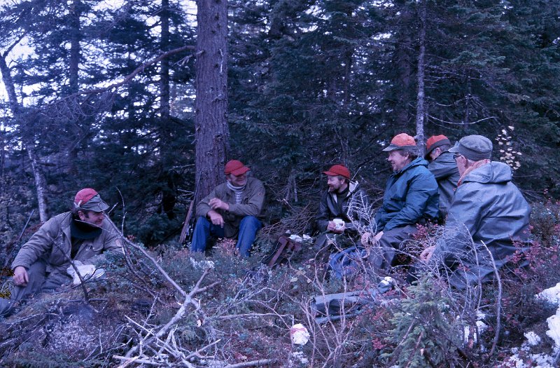 1986_09.jpg - Laget hadde i 1986 kvote på to dyr, så det ble fortsatt jaktet utover på oktober, og det kom en del snø. Her kokes kaffe på Furuskogmyra.