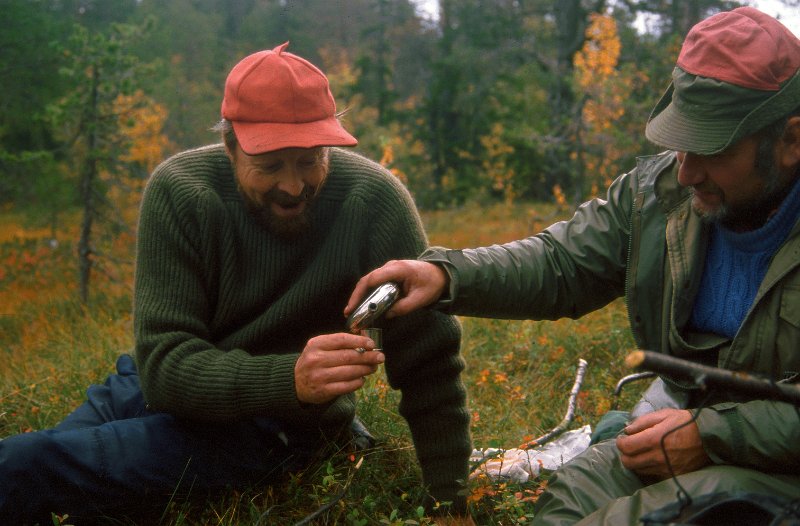 1988_07.jpg - Så vart det en runde med dot-sup. Trygve skjenkes av Kåre