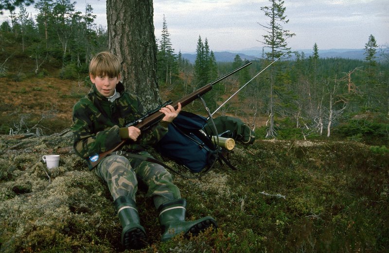 1990_32.jpg - Knut er med på elgjakt for første gang