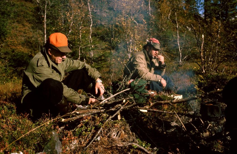 177_15.jpg - Birger og Kåre venter på at kaffen skal koke opp