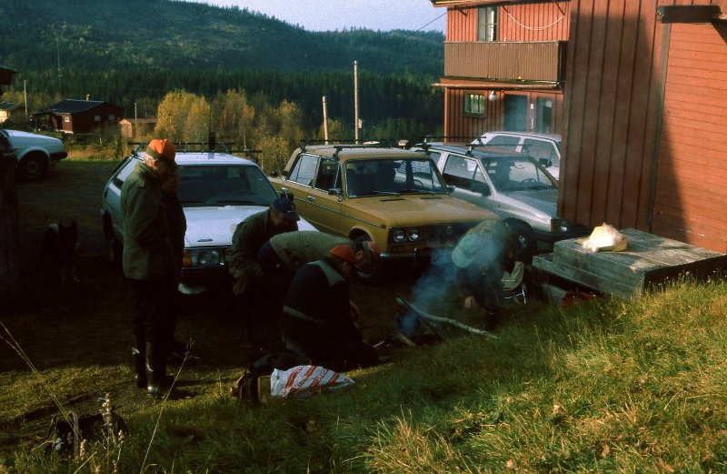 177_20.jpg - Her vart det fkaffekok ved burstrappa i Rommet