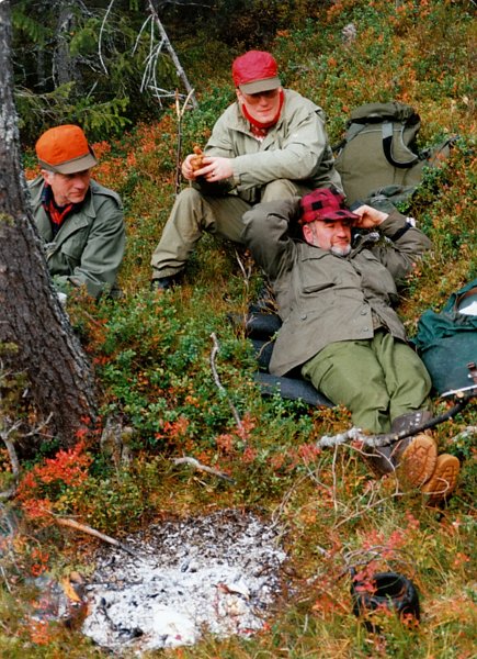 1993_0005.jpg - Elgjegere slapper av etter kaffen