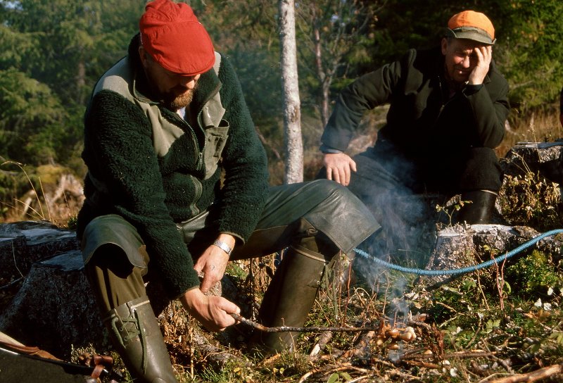 220_46.jpg - Trygve steiker flæsk. Arvid bivåner prosessen