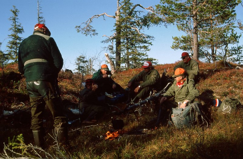 221_01.jpg - Indre Venna Elgjaktlag samlet rundt svartkjelen over et bål nok en gang