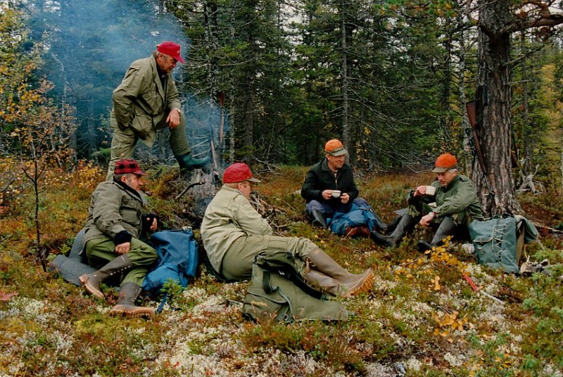 1995_0004.jpg - Kaffekok ved Linerlemyra. Kåre, Gunnar, Johnny, Arvid og Birger