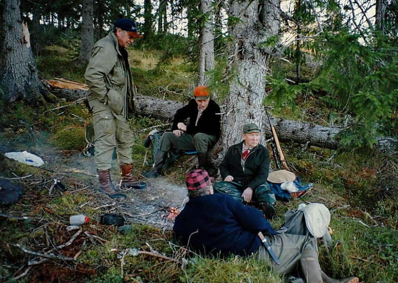 1996_3_0002.jpg - Ker er det kaffekok like innafor Indre Nygruvkjølen, der Arvid har feilt ei lita ku.