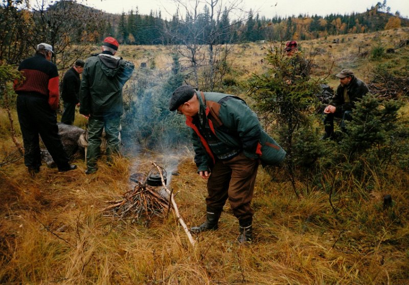 1997_0004.jpg - Her er svartkjelen kommet over varmen. Gunnar, Arvid, Birger, Olav, Kåre og Trygve