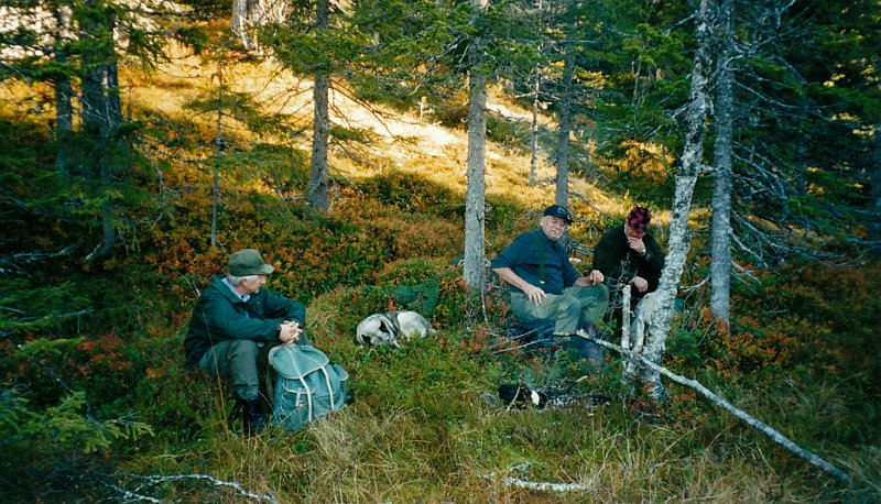 2001_0001.jpg - Her er det kaffekok ved Seteposten første jaktdag i elgjakta 2001