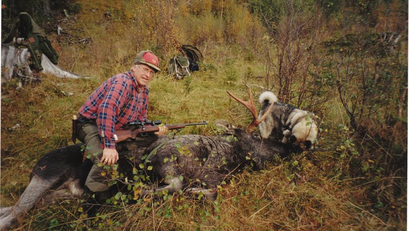 2004_3_8.jpg - Odd med Tikka-rifkla opp oksen, Dixi foran