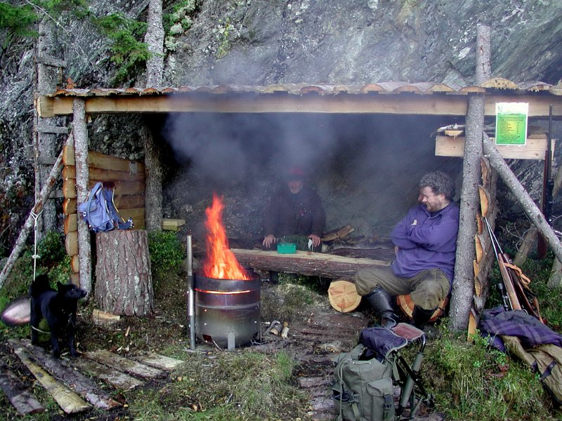 Epsn0038.jpg - Her har Indre Venna Elgjaktlag fått skikkelig fyr i grillen