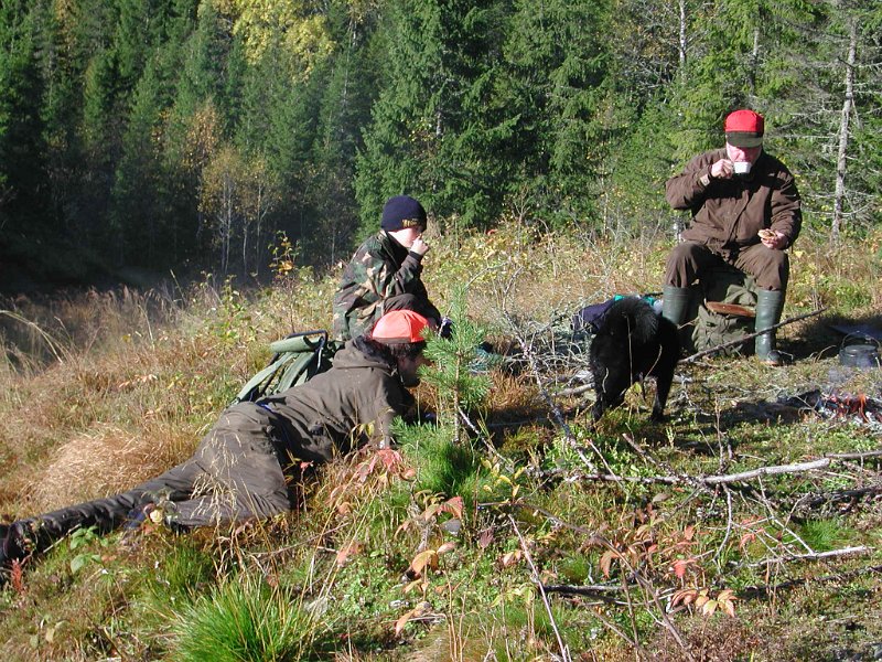 Epsn0059.jpg - Her er det kaffekok ved enden av Lauvdalsveien. Håvard er med pappa Frode på elgjakt