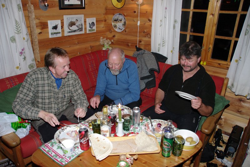 IMGP5745.JPG - Tor, Trygve og Frode i godt hummør ved matfatet
