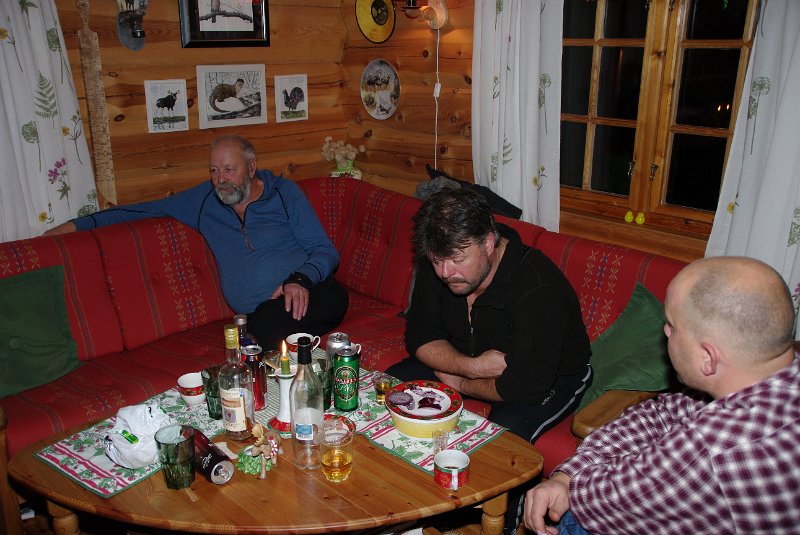 IMGP5765.JPG - Godmette elgjegere i sofakroken på Elgbakken.