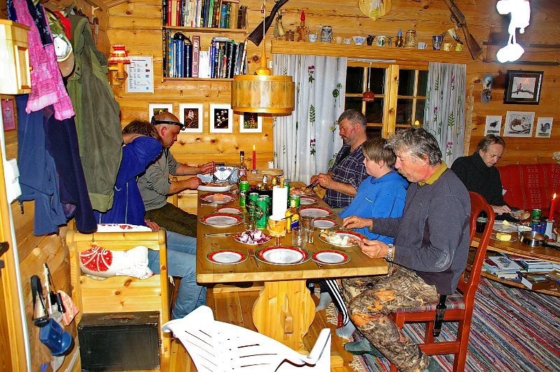 IMGP7505.JPG - Indre Venna Elgjaktlag har rakfisk på menyen