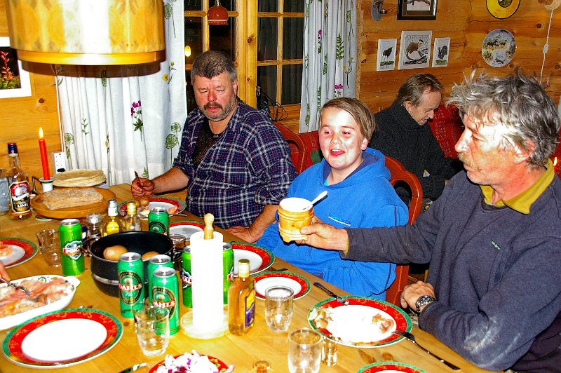 IMGP7508.JPG - Fredag kveld var det rakfiskaften på Elgbakken. F.v: Frode, Sverre, Tor og Stein