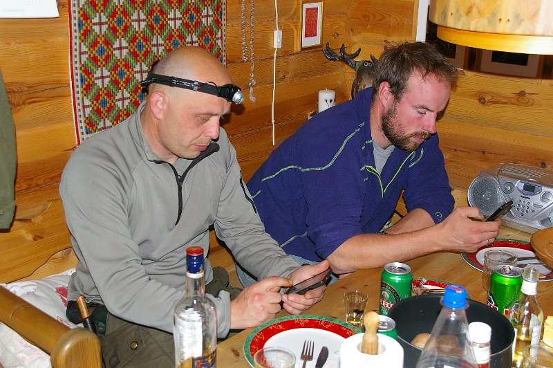 IMGP7511.JPG - Henrik har liten tillit til Malvik Everk, - derfor hodelykt. Både Henrik og Torgeir tar en sjekk på mobilen.