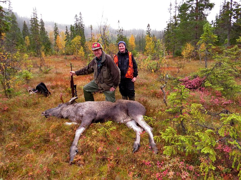 Img_1558.jpg - Stolt jeger i positur sammen med Sverre Johansen, som er lagets "maskot"