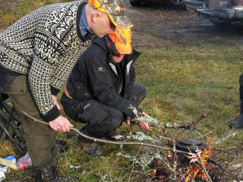 Img_1680.jpg - Henrik steike flæsk og Stig koke kaffe